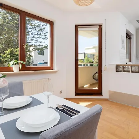 Family 2 Bedrooms & 1 Km To The By Renters Apartman *