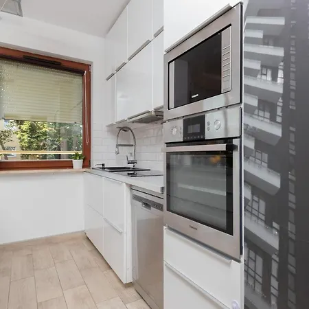 Family 2 Bedrooms & 1 Km To The By Renters Apartman *